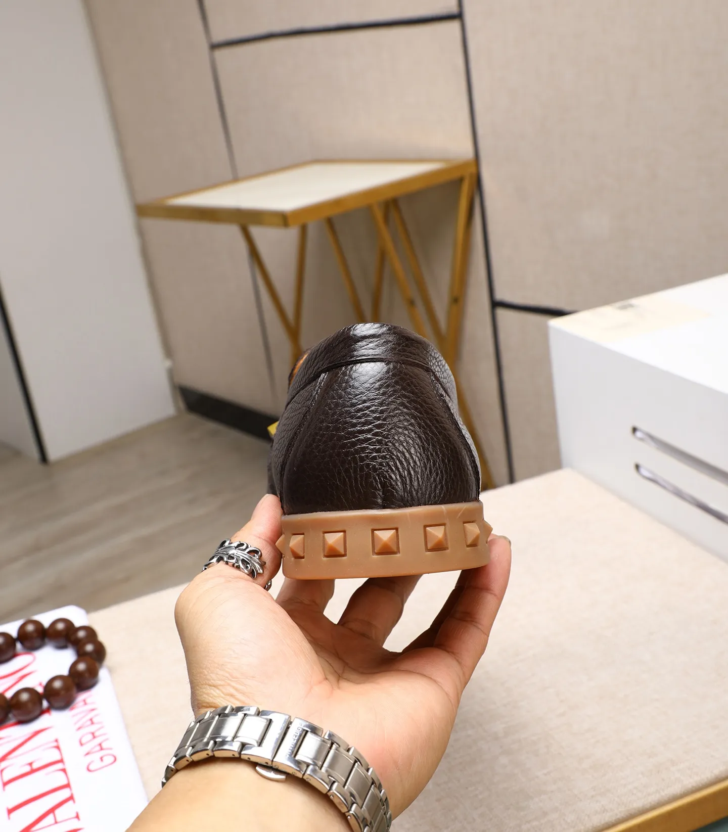 Men's shoes 💰520 [Valentino-Valentino] High-quality boutique men's shoes. The same style as the celebrities, original and authentic.✅ Made of imported cowhide + original apricot cowhide lining. The French luxury model is priced at 14,080 Swiss francs. It is also a Paris Fashion Week catwalk model. A brand can be deeply rooted in your heart, and a pair of shoes can make you linger. What you wear is not only noble, but also an aura. 👻Standard 38-45